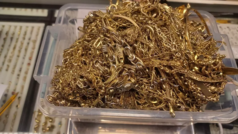 Captură de milioane făcută de ANAF: aur, bijuterii și bani găsiți la o casă de amanet