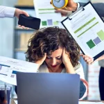 Românii muncesc printre cele mai multe ore din UE, iar familia are de suferit. Cum afectează stresul relația cu copiii