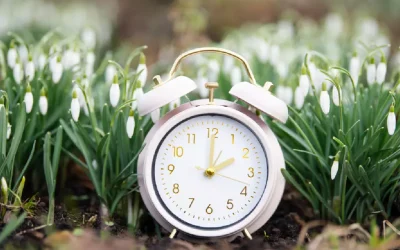 România trece la ora de vară 2026: ceasurile se dau înainte, iar medicii avertizează asupra riscurilor