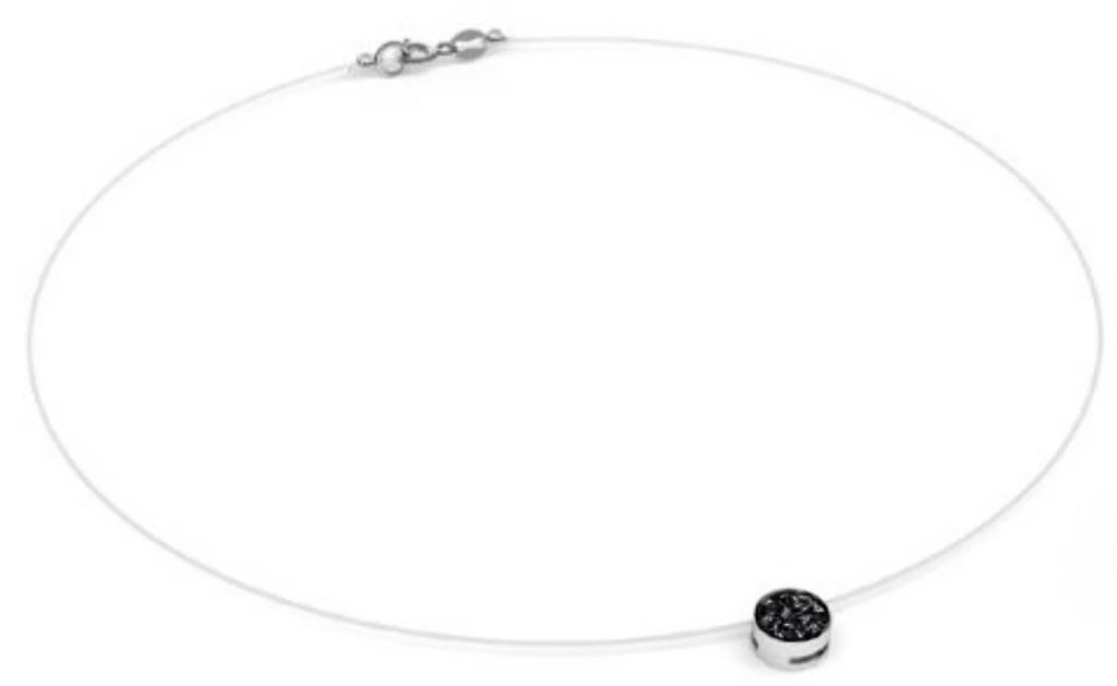 Cum integrezi colierele cu fir transparent în ținutele de zi cu zi