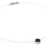 Cum integrezi colierele cu fir transparent în ținutele de zi cu zi