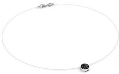 Cum integrezi colierele cu fir transparent în ținutele de zi cu zi