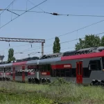 Zeci de trenuri noi stau nefolosite de luni întregi