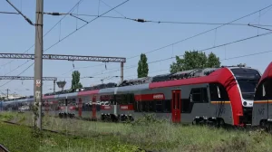 Zeci de trenuri noi stau nefolosite de luni întregi