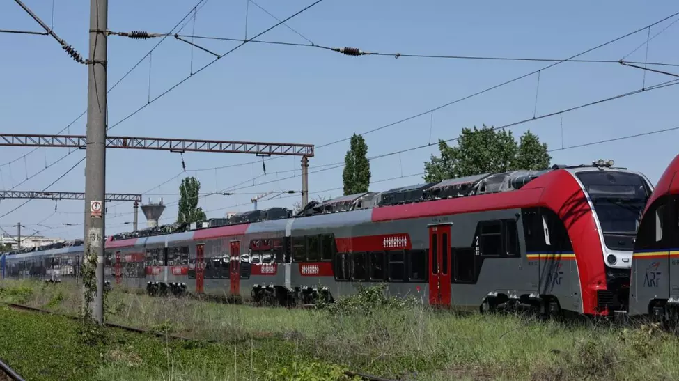 Zeci de trenuri noi stau nefolosite de luni întregi