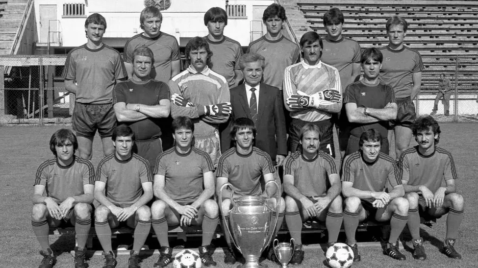 Nicușor Dan i-a decorat pe eroii Stelei ’86, la 40 de ani de la Sevilla