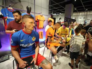 Mii de suporteri au luat cu asalt lansarea noului echipament FCSB. Magazinul din ParkLake, luat cu asediu de fani