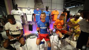 Mii de suporteri au luat cu asalt lansarea noului echipament FCSB. Magazinul din ParkLake, luat cu asediu de fani