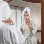Produse demachiante care îndepărtează machiajul fără să usuce pielea