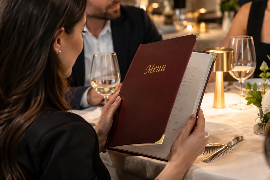 Cum alegi coperți pentru meniuri atunci când restaurantul își modifică frecvent preparatele și prețurile