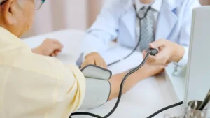Două probleme care pot afecta inima fără simptome. Cum deosebești colesterolul crescut de tensiunea mare
