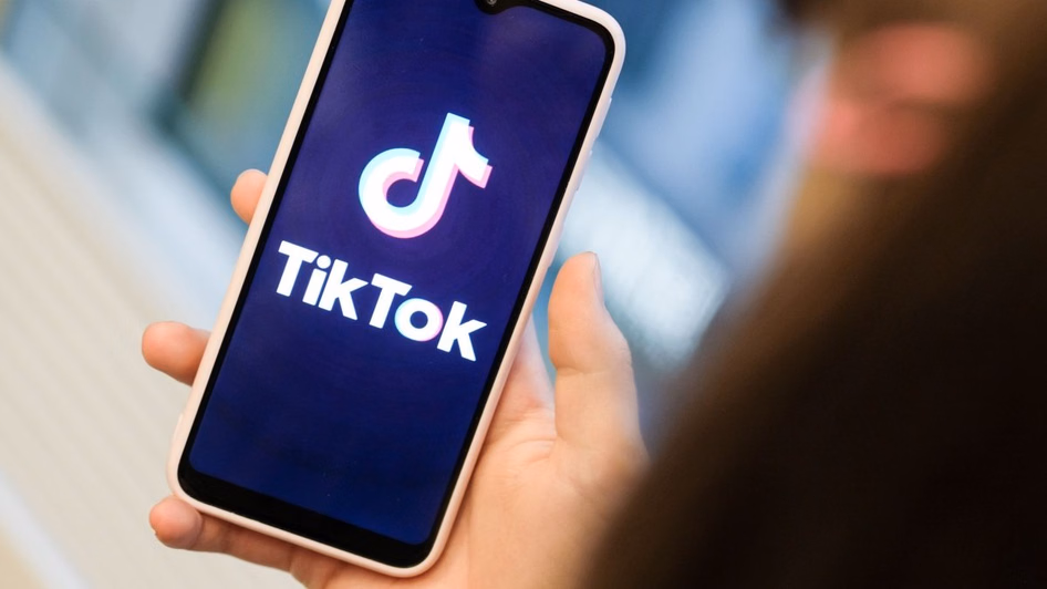 Facebook, TikTok și Instagram ar putea fi interzise copiilor sub 14 ani în România. Propunerea lui Bogdan Ivan după atacul de la Bistrița