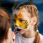 Machiajul de Halloween îți poate afecta pielea. Greșelile care provoacă alergii, iritații și probleme dermatologice