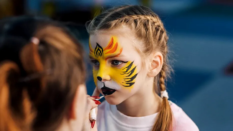 Machiajul de Halloween îți poate afecta pielea. Greșelile care provoacă alergii, iritații și probleme dermatologice